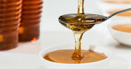 Σιρόπι σφενδάμου vs Μέλι: Μια γλυκιά σύγκριση